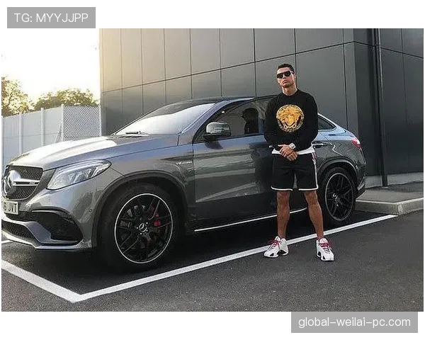 C罗新买的豪车停门口，这排场差点吓晕隔壁老王！