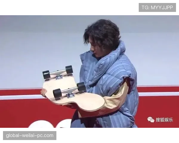 刷到苏翊鸣的机场照，外表随性一抬脚，鞋底牌子直接把我打回现实