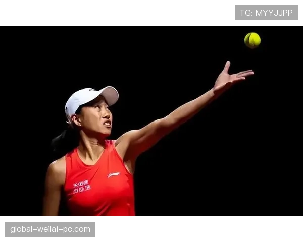 张帅训练间隙喝着水像个富家千金，赛场上却拼得跟个战士似的